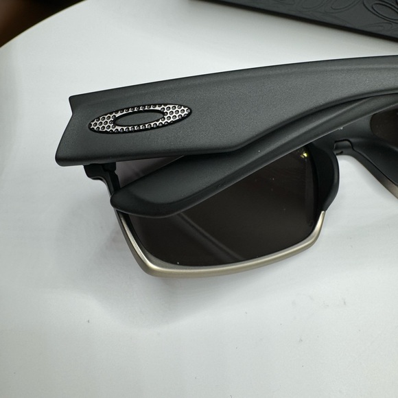 Oakley Men’s Sunglasses - Picture 3 of 7